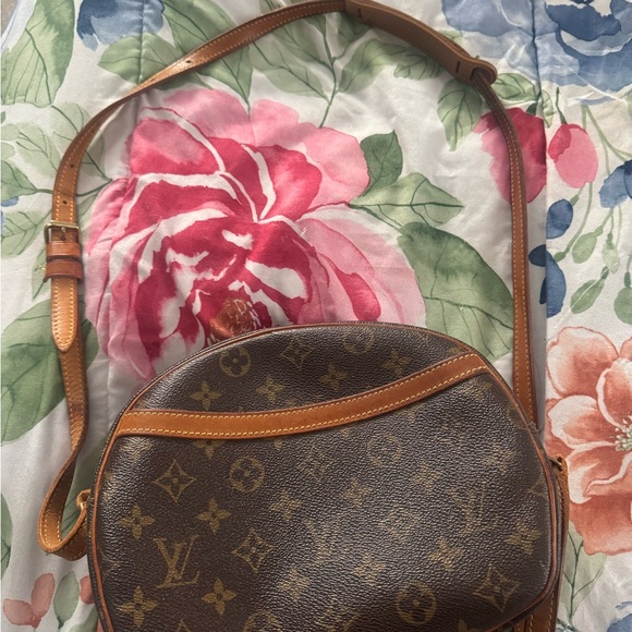 Louis Vuitton Handbags - Louis Vuitton Monogram Crossbody Bag in Brown and Tan